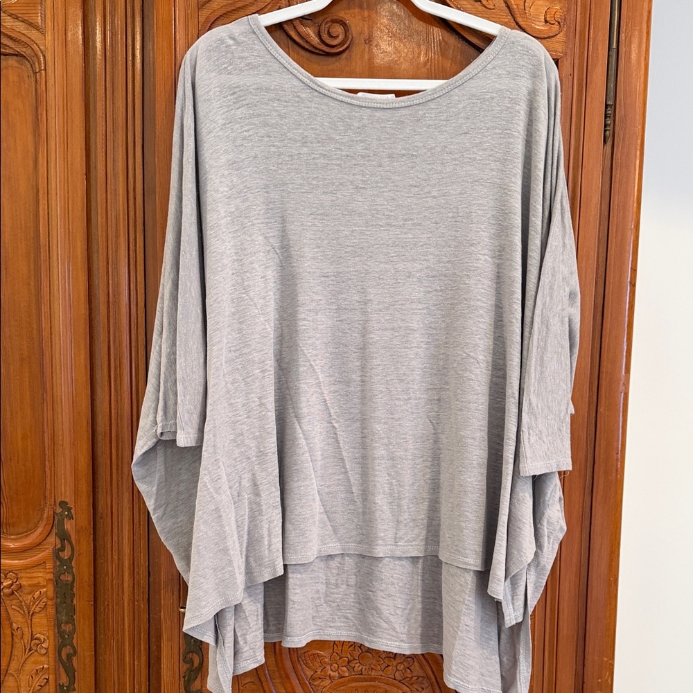 Women’s Mackenzie and me gray short sleeve poncho, size M, EUC